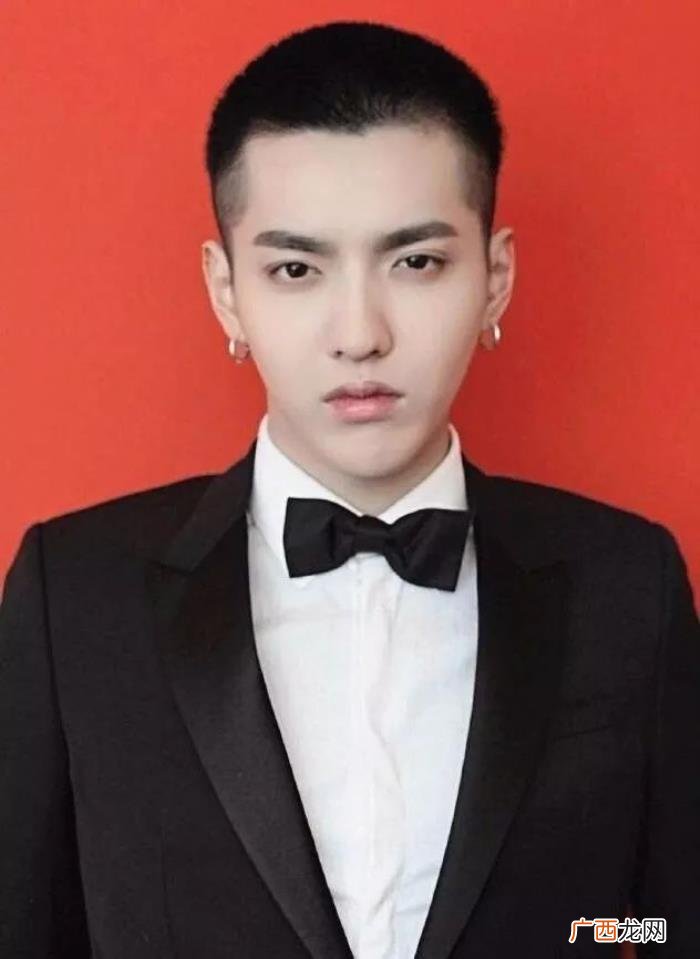 李易峰证件，李易峰鹿晗杨洋易烊千玺的证件照都这么帅