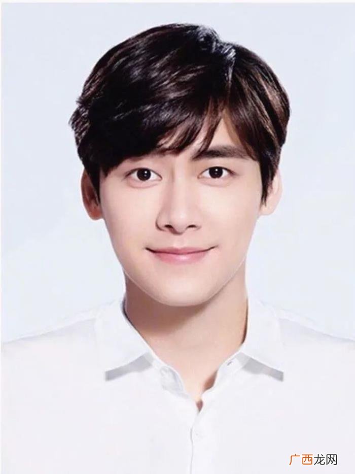 李易峰证件，李易峰鹿晗杨洋易烊千玺的证件照都这么帅