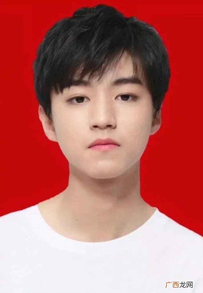李易峰证件，李易峰鹿晗杨洋易烊千玺的证件照都这么帅