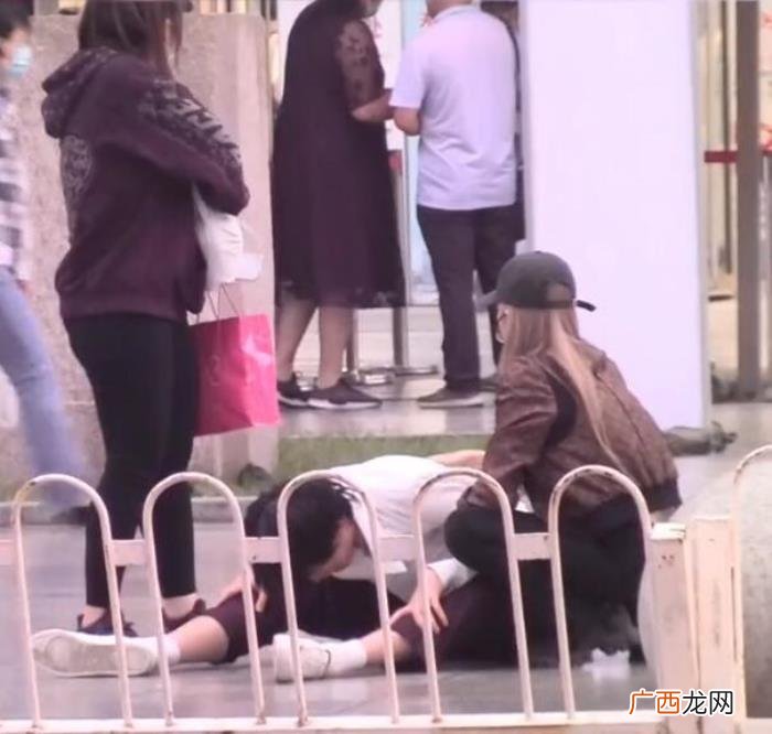 周扬青超话，周扬青就和小6岁爱豆牵手进医院超体贴