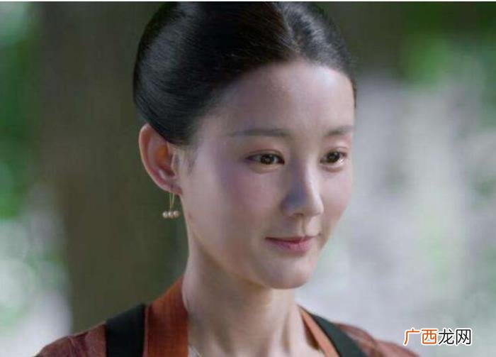 罗晋李一桐，罗晋跟李一桐拍宣传照被吐槽小动作太多
