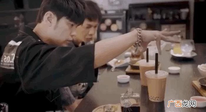 奶茶周杰伦,周杰伦对最爱奶茶下手变魔术让珍珠隔空消失