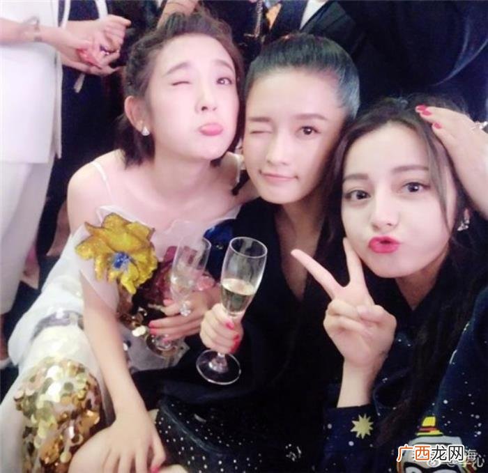 张若昀李沁，李沁挽着张若昀的手臂是犯糊涂还是入戏太深