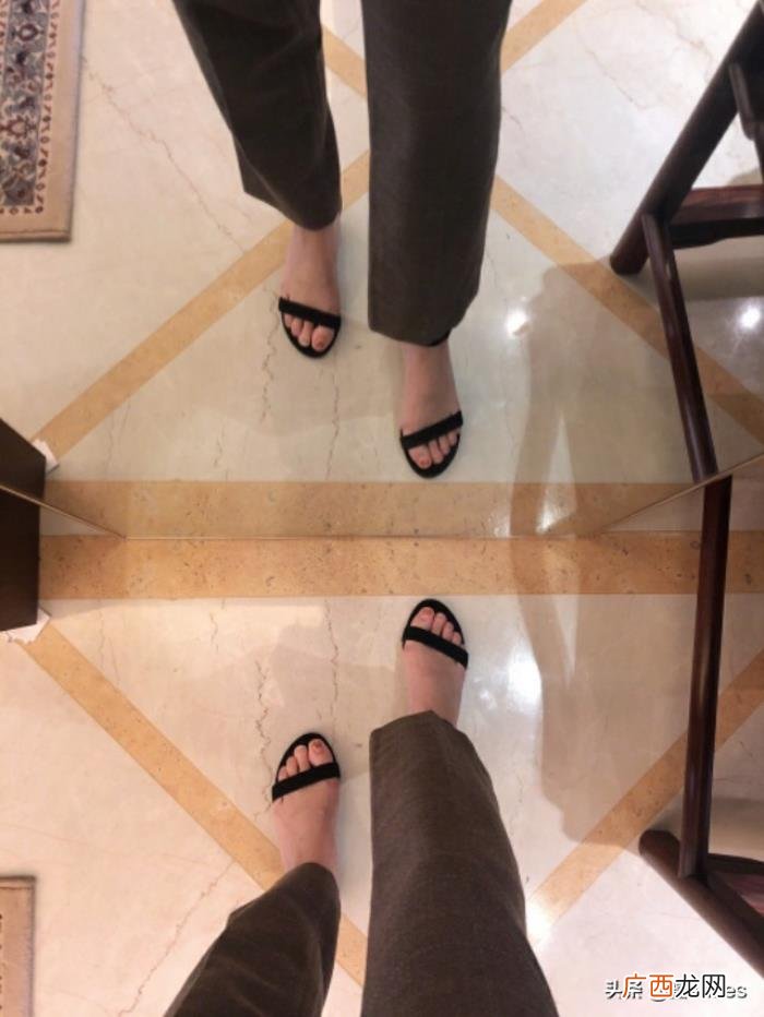 李沁穿凉鞋，李沁同款S&amp;amp;W钻带?高跟凉鞋