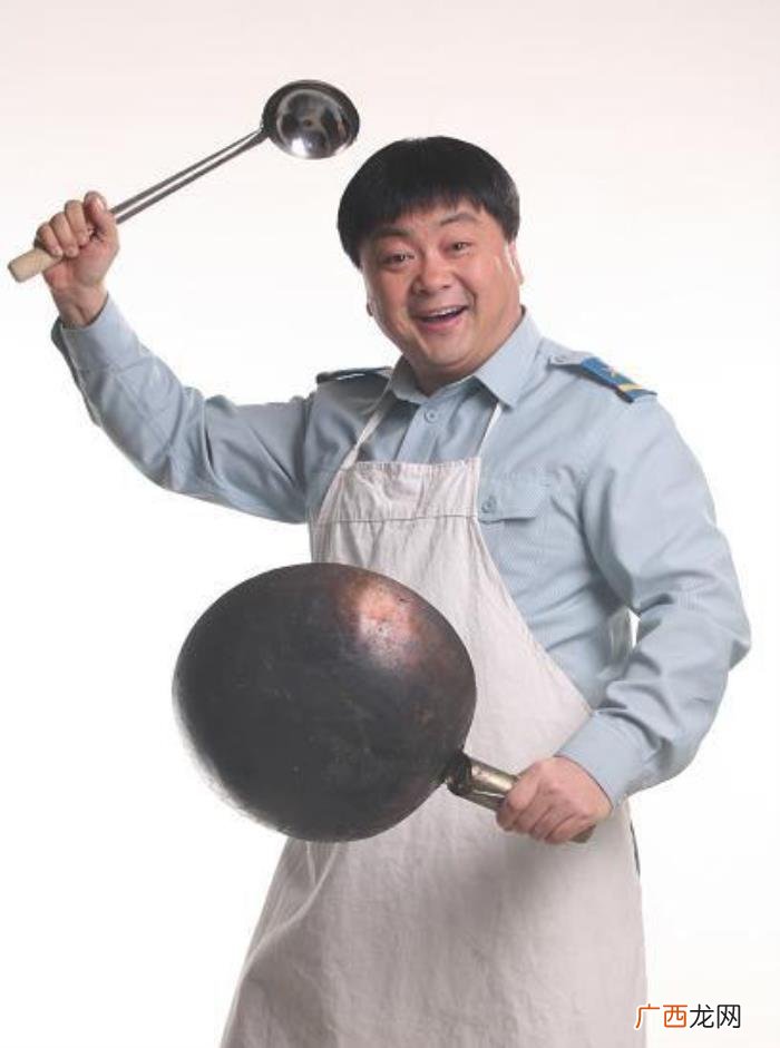 杨洋年轻的，未发福的洪剑涛年轻时和杨洋有一拼