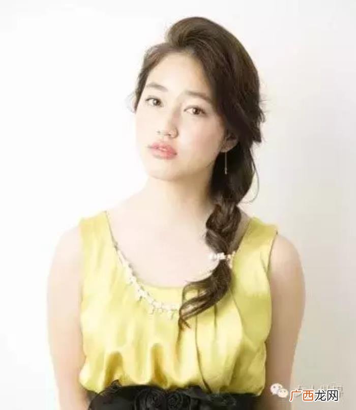 侧边麻花辫，清甜侧边花样麻花辫秀出完美女人味
