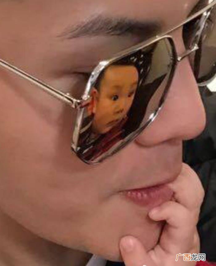 刘昊然的脚，朱一龙的耳环、刘昊然的脚趾、千玺的手纹