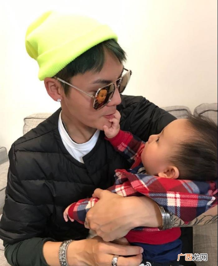 刘昊然的脚，朱一龙的耳环、刘昊然的脚趾、千玺的手纹
