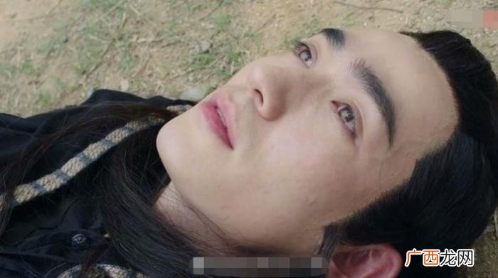 刘昊然的脚，朱一龙的耳环、刘昊然的脚趾、千玺的手纹