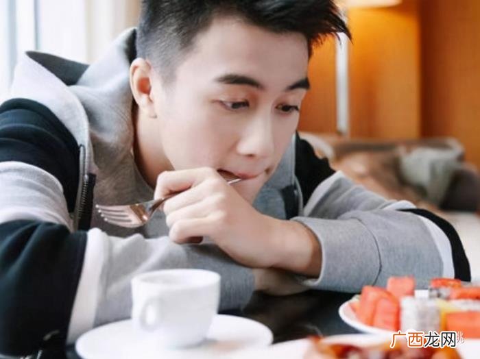 奚梦瑶老公，奚梦瑶老公这甜蜜黏人小奶狗人设是不是太刻意了