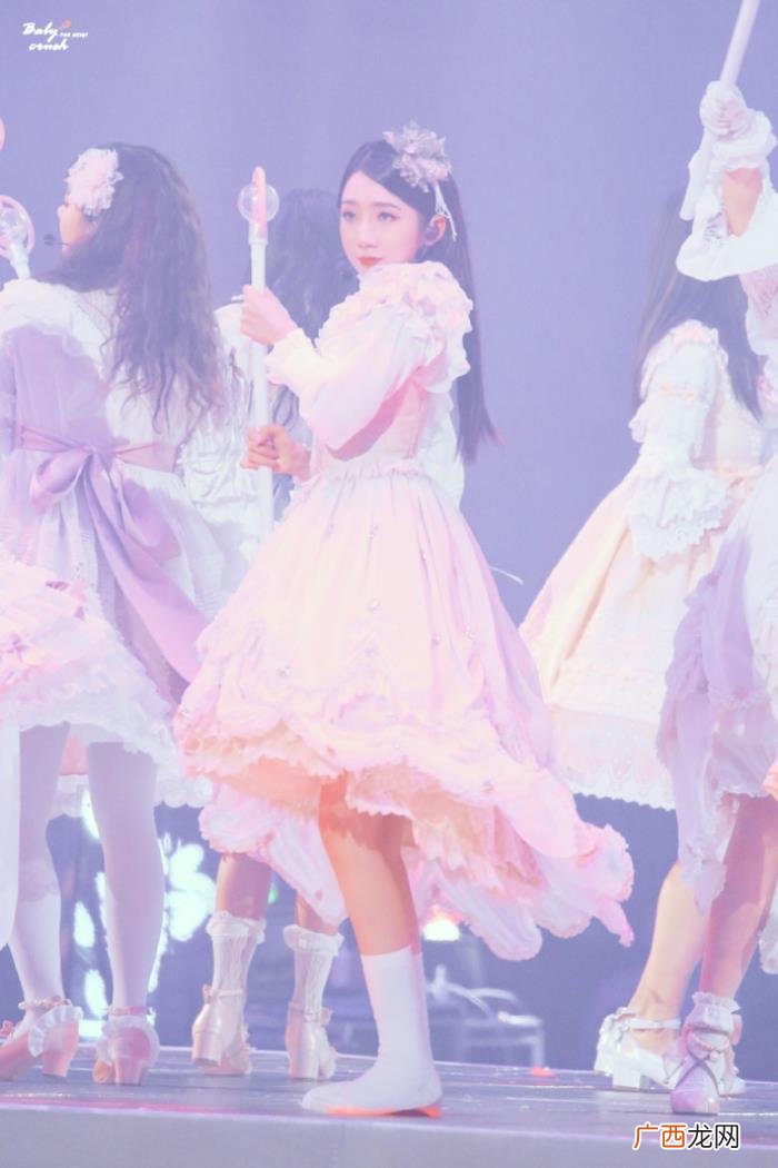 孟美岐的脚，孟美岐因脚伤不能穿跳舞鞋而赤脚完成整场演唱会