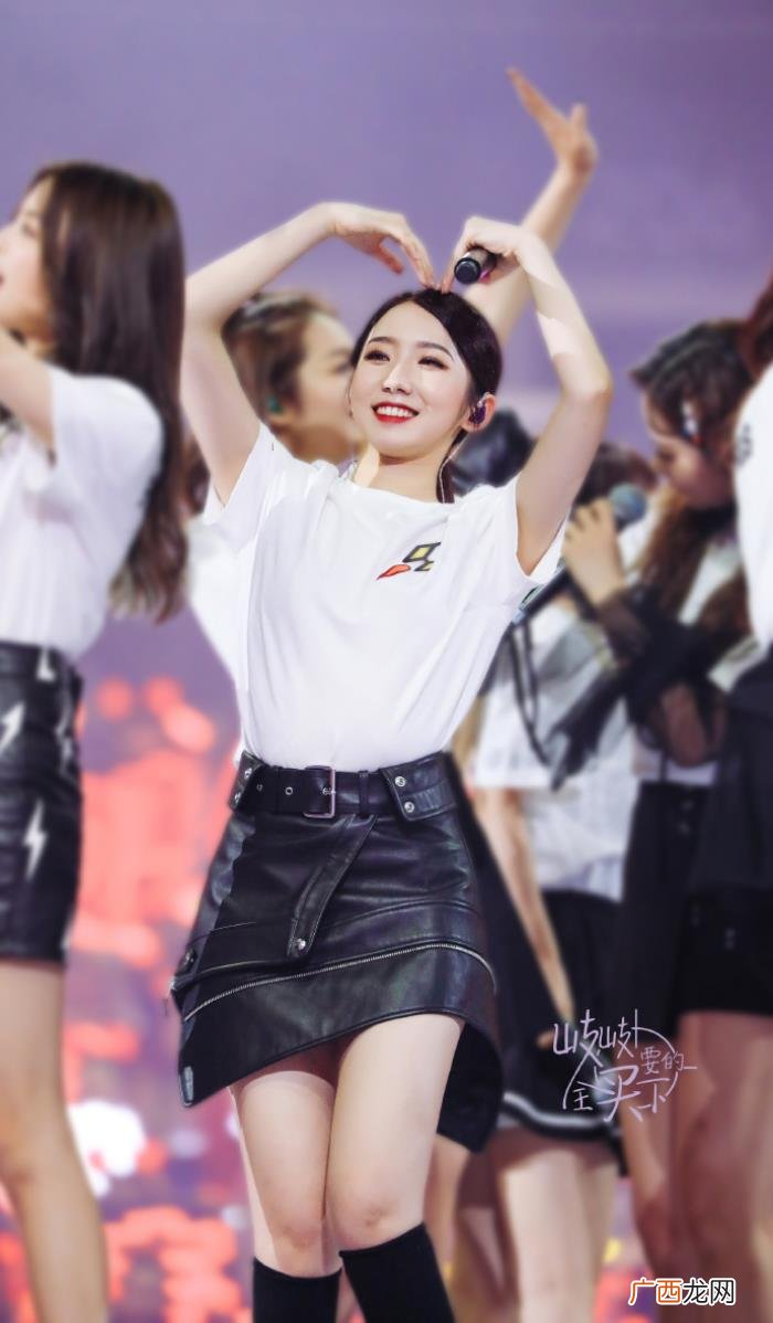孟美岐的脚，孟美岐因脚伤不能穿跳舞鞋而赤脚完成整场演唱会