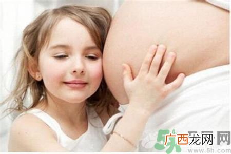 9岁女孩拟二胎合同维权是怎么回事？父母生二胎要怎样和孩子沟通？