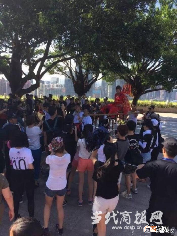 张艺兴女装，张艺兴扮女装红裙飘飘极限六仙女...