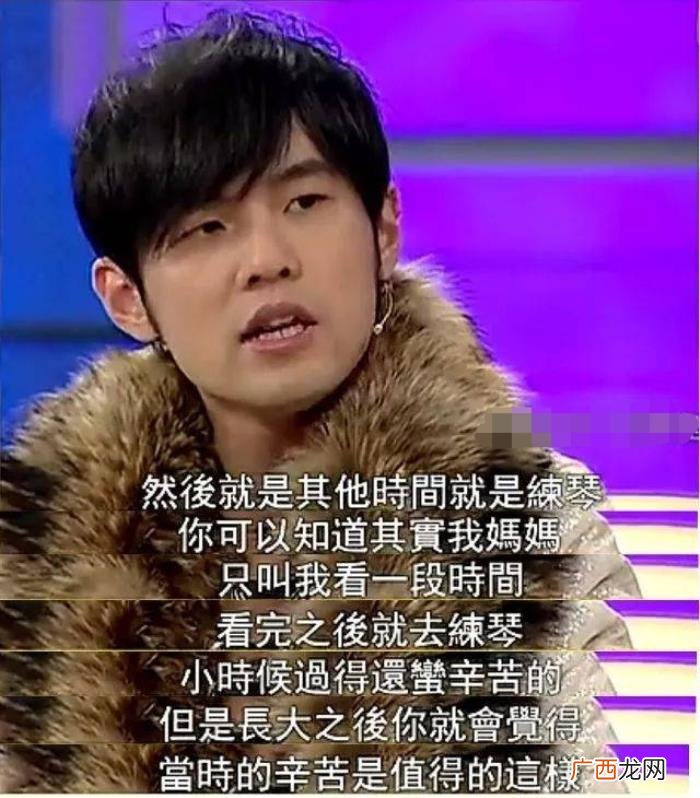 周杰伦钢琴，和女儿上演钢琴四手联弹的周杰伦有多帅