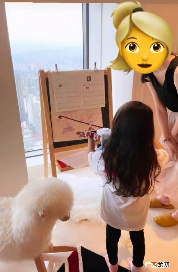 周杰伦钢琴，和女儿上演钢琴四手联弹的周杰伦有多帅
