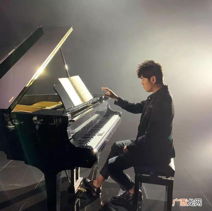 周杰伦钢琴，和女儿上演钢琴四手联弹的周杰伦有多帅
