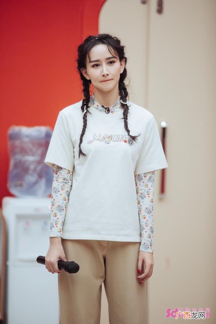 胡静与曾黎,胡静踢腿笑迎曾黎踢馆暖心安慰张柏芝感动网友