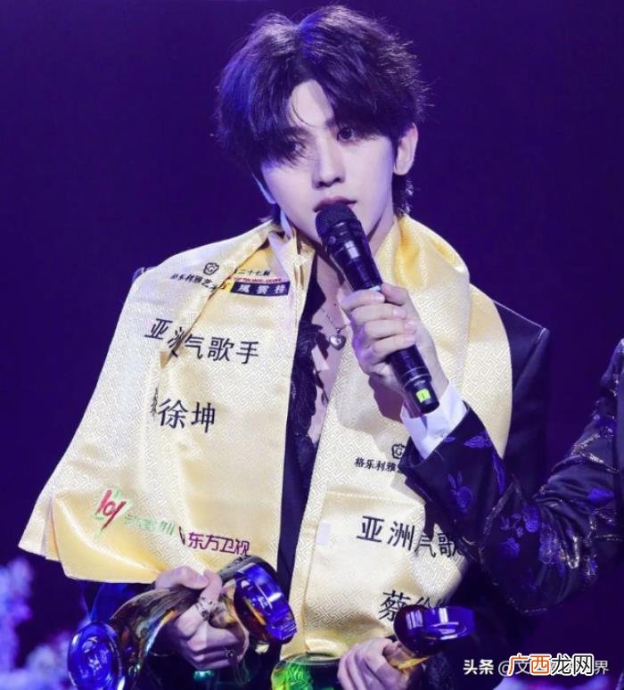 王源的皮肤，王源领奖图皮肤痘印多被吐槽像橘子皮