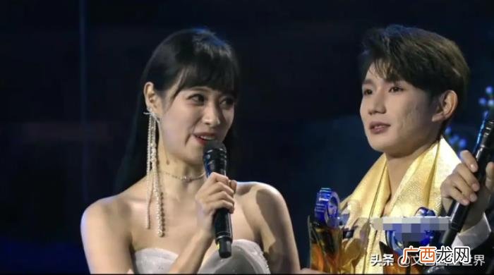 王源的皮肤，王源领奖图皮肤痘印多被吐槽像橘子皮