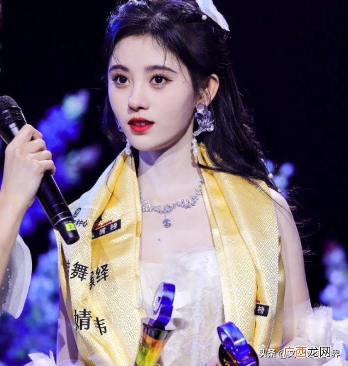 王源的皮肤，王源领奖图皮肤痘印多被吐槽像橘子皮