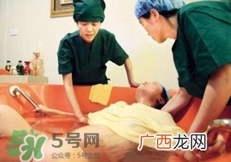 水中分娩时难产怎么办？水中分娩和无痛分娩哪个好？