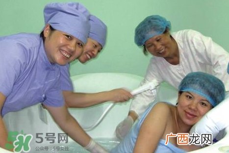 水中分娩时难产怎么办？水中分娩和无痛分娩哪个好？