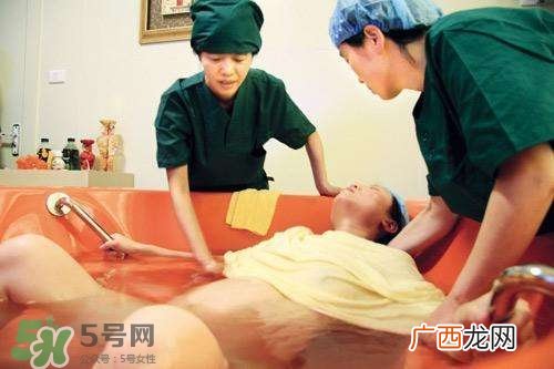 水中分娩时宝宝会呛水吗？水中分娩宝宝不会淹吗？