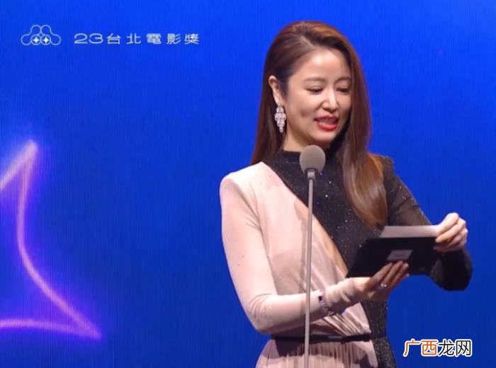 林心如颁奖，45岁林心如穿高开叉礼服现身颁奖活动