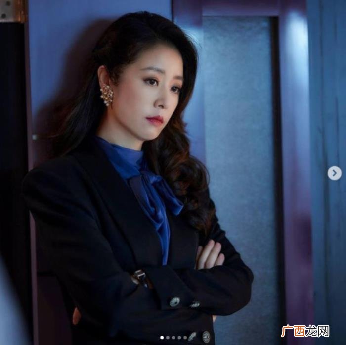 林心如颁奖，45岁林心如穿高开叉礼服现身颁奖活动