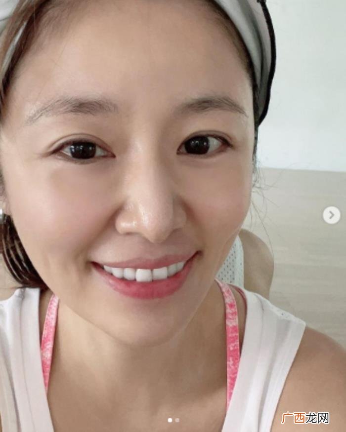 林心如颁奖，45岁林心如穿高开叉礼服现身颁奖活动
