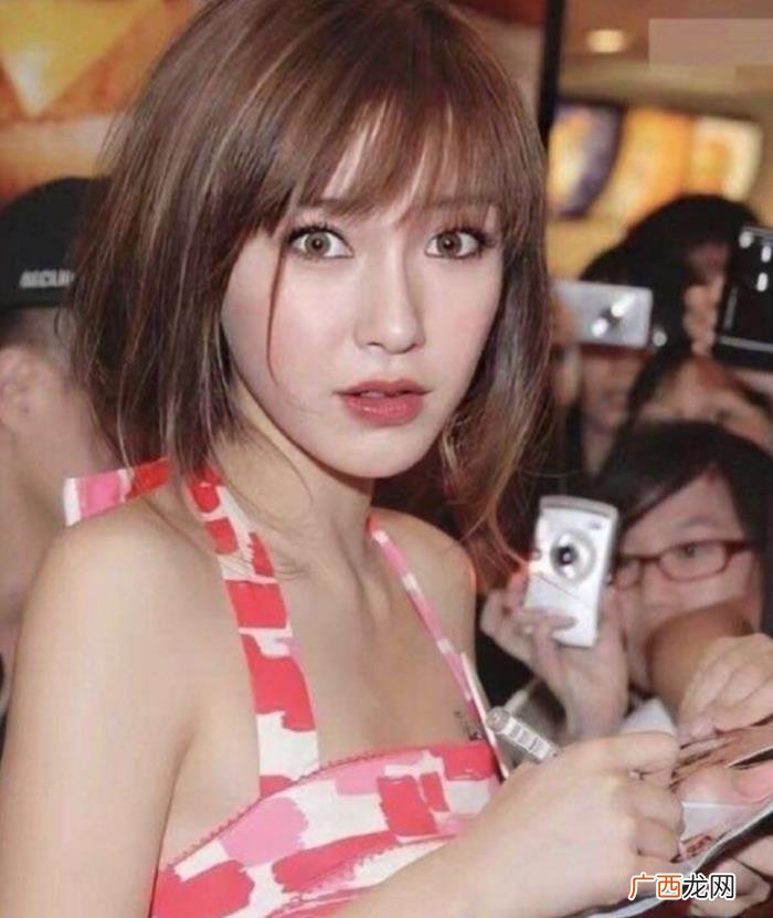 肖战的侧颜，肖战绝美侧颜简直不给女明星留后路