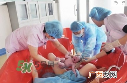 产后妈妈自述：水中分娩是一种什么体验？