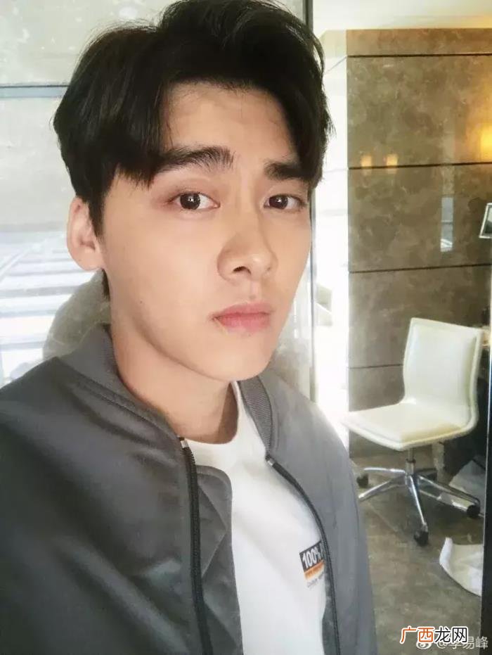 李易峰私照，李易峰微博粉丝突破4000万发帅气私照