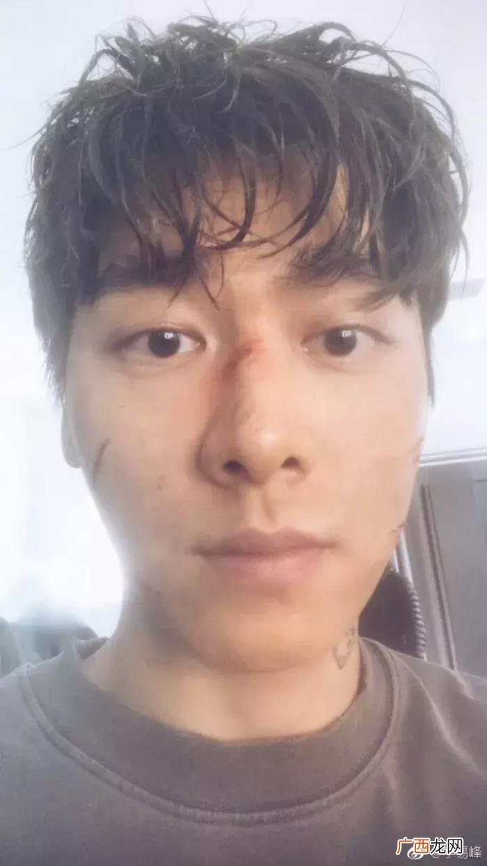 李易峰私照，李易峰微博粉丝突破4000万发帅气私照