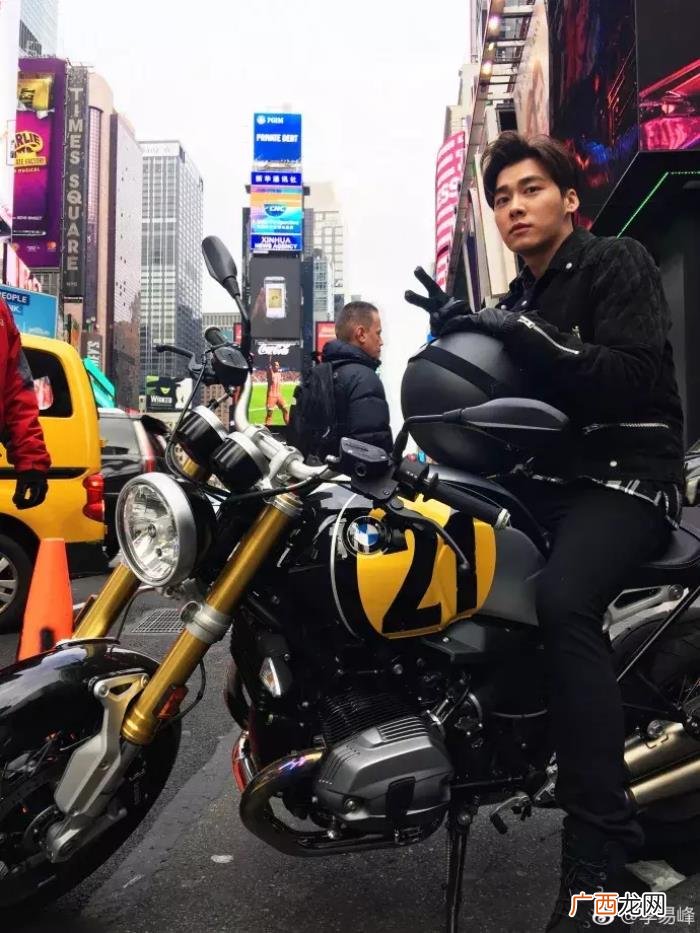 李易峰私照，李易峰微博粉丝突破4000万发帅气私照