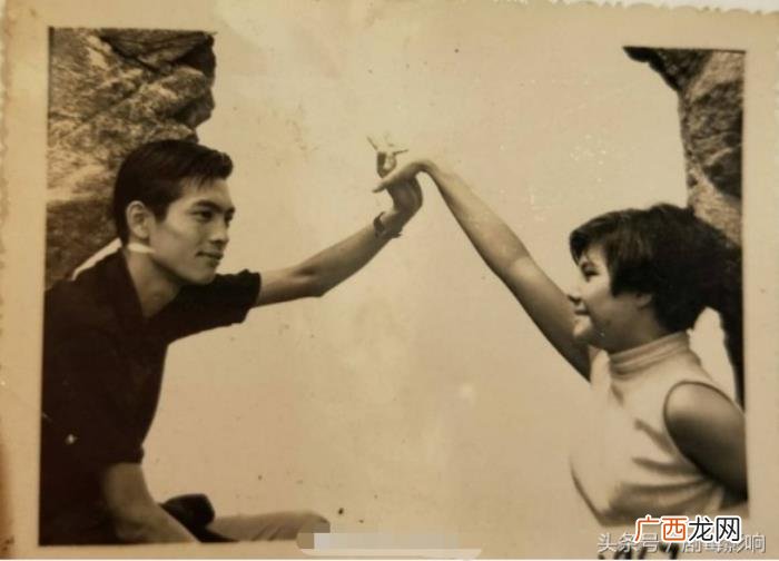 陈伟霆旧照，陈伟霆po出51年前父母牵手旧照