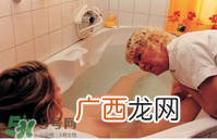 水中分娩是怎样的？水中分娩与传统分娩的区别有哪些？