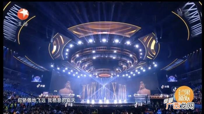 钟汉良跨年，钟汉良在东方卫视2021跨年音乐晚会演唱