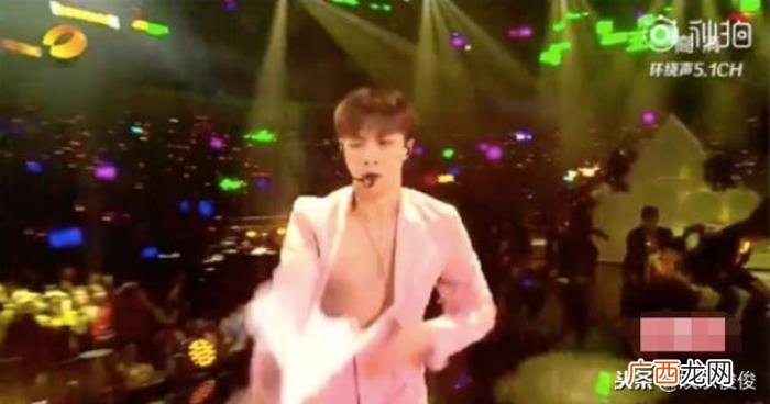张艺兴撕衣，张艺兴跨年晚会表演途中撕衣露胸肌
