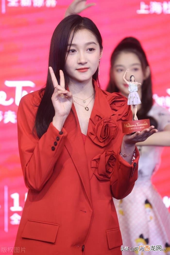 关晓彤大笑，关晓彤杜莎夫人蜡像馆揭幕开怀大笑
