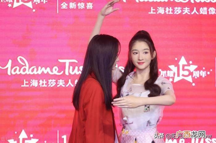 关晓彤大笑，关晓彤杜莎夫人蜡像馆揭幕开怀大笑