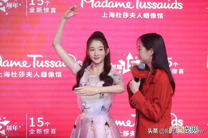 关晓彤大笑，关晓彤杜莎夫人蜡像馆揭幕开怀大笑
