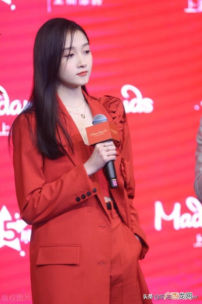 关晓彤大笑，关晓彤杜莎夫人蜡像馆揭幕开怀大笑