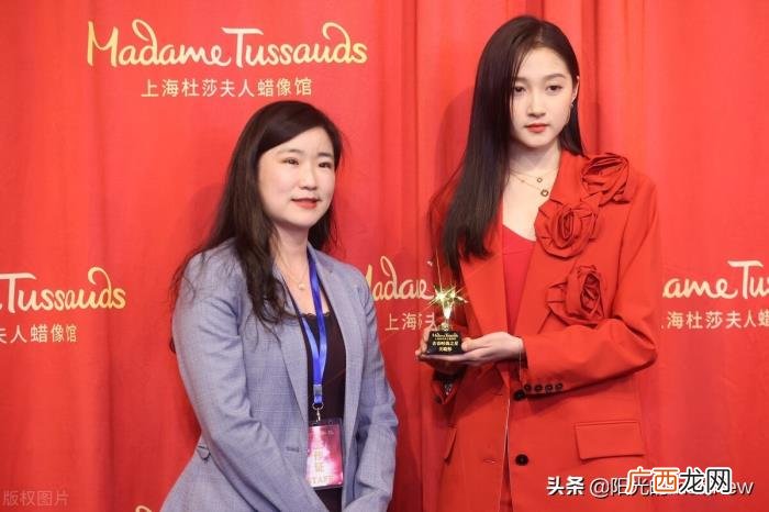关晓彤大笑，关晓彤杜莎夫人蜡像馆揭幕开怀大笑