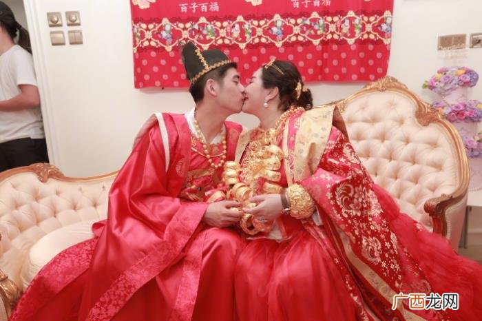 奚梦瑶订婚，奚梦瑶参加何超盈订婚仪式紧身旗袍长围巾遮肚