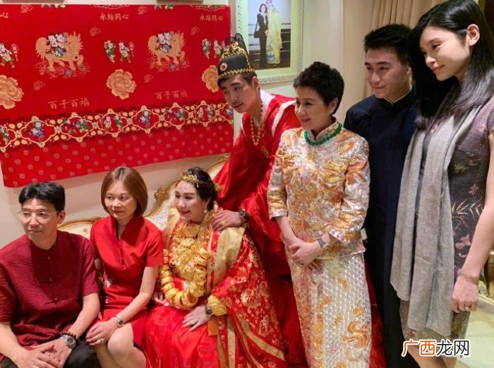 奚梦瑶订婚，奚梦瑶参加何超盈订婚仪式紧身旗袍长围巾遮肚