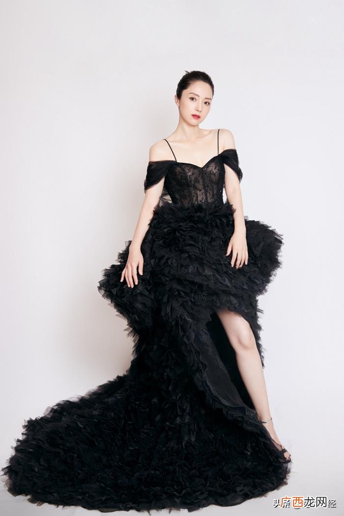 女神龙造型，董璇黑天鹅造型再现雪花女神龙的绝美冷艳