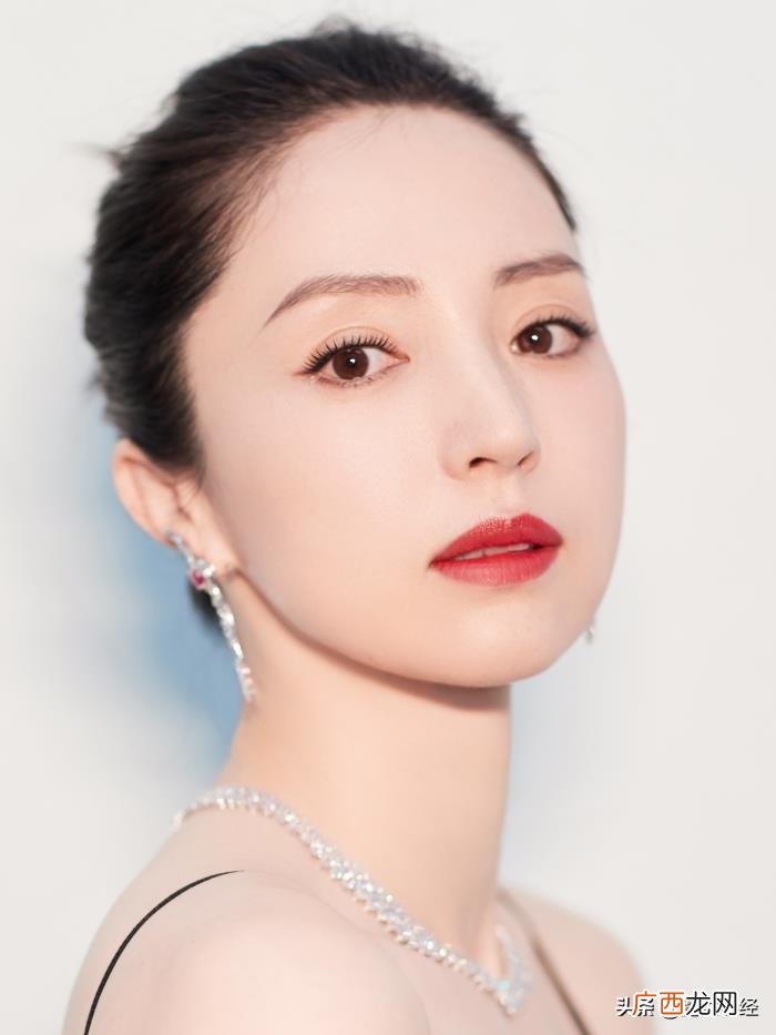 女神龙造型，董璇黑天鹅造型再现雪花女神龙的绝美冷艳