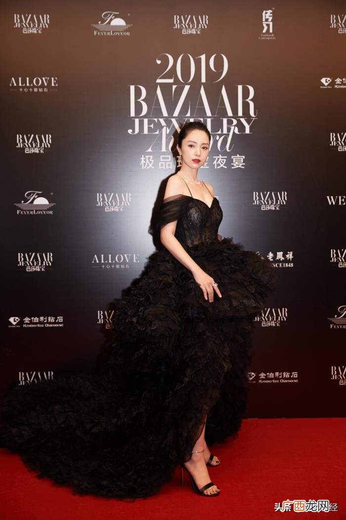 女神龙造型，董璇黑天鹅造型再现雪花女神龙的绝美冷艳